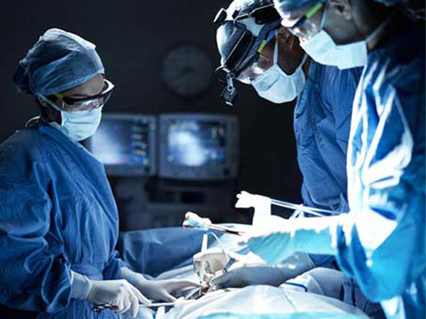 Hình ảnh các bác sĩ phẫu thuật Gout