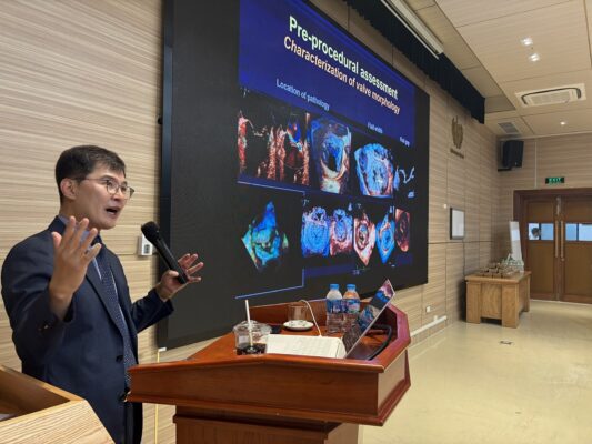 Giáo sư Geu-ru Hong, chuyên gia cao cấp về chẩn đoán hình ảnh tim mạch và can thiệp tim mạch chia sẻ tại Hội thảo