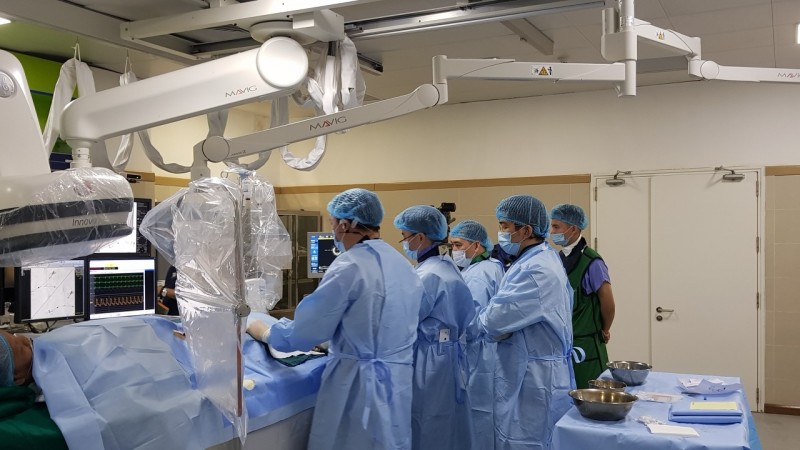 trinh dien truc tuyen 2 ca can thiep tim mach phuc tap