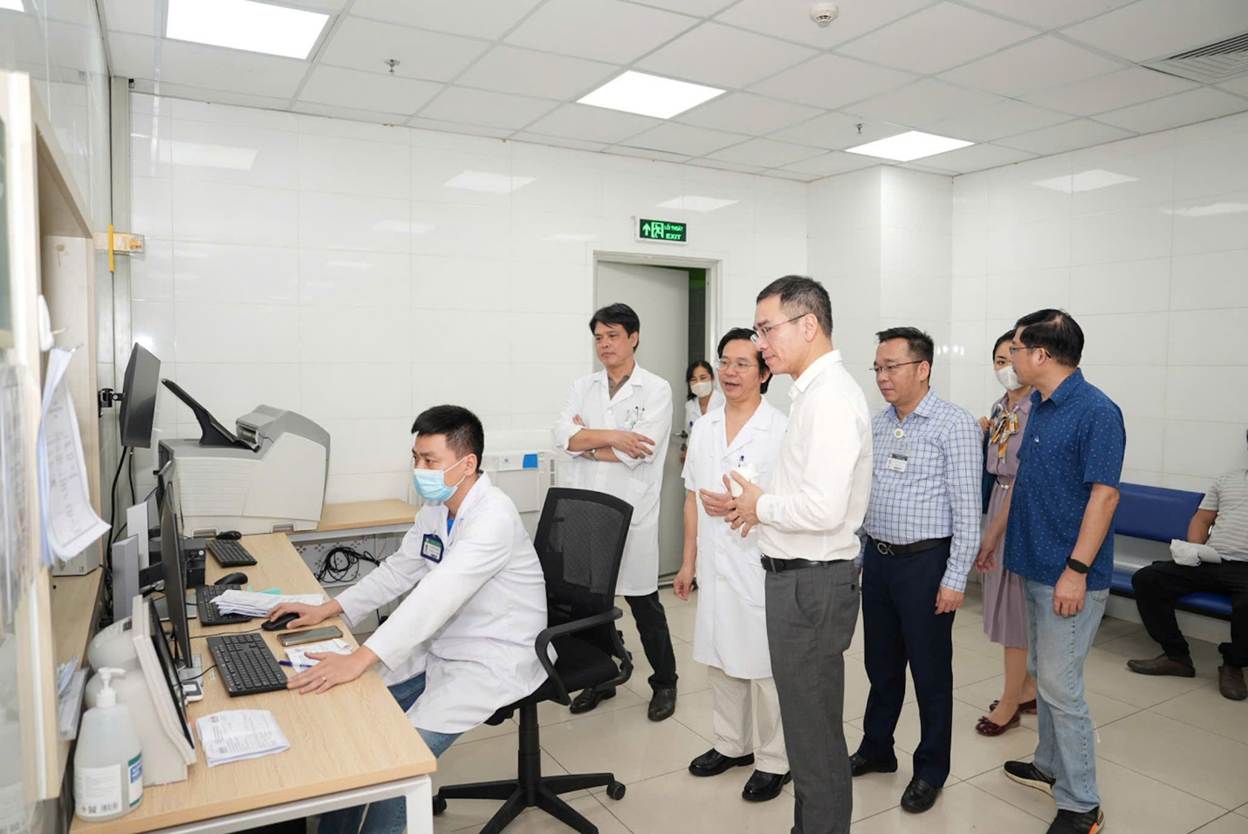 A group of people in a room

AI-generated content may be incorrect.