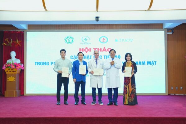 PGS. TS Đào Xuân Cơ, Giám đốc Bệnh viện Bạch Mai trao chứng nhận cho chủ toạ và các báo cáo viên