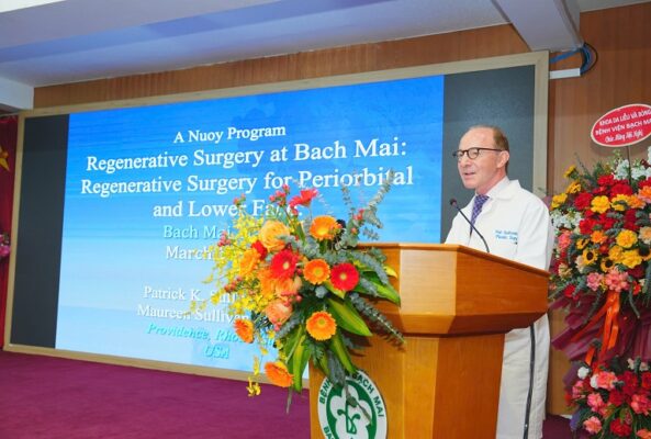PGS. TS Pat Sullivan, Khoa Phẫu thuật tạo hình, trường Đại học Y Brown, Hoa Kỳ đã chia sẻ những bước tiến trong phẫu thuật tái tạo vùng quanh ổ mắt và vùng dưới của mặt