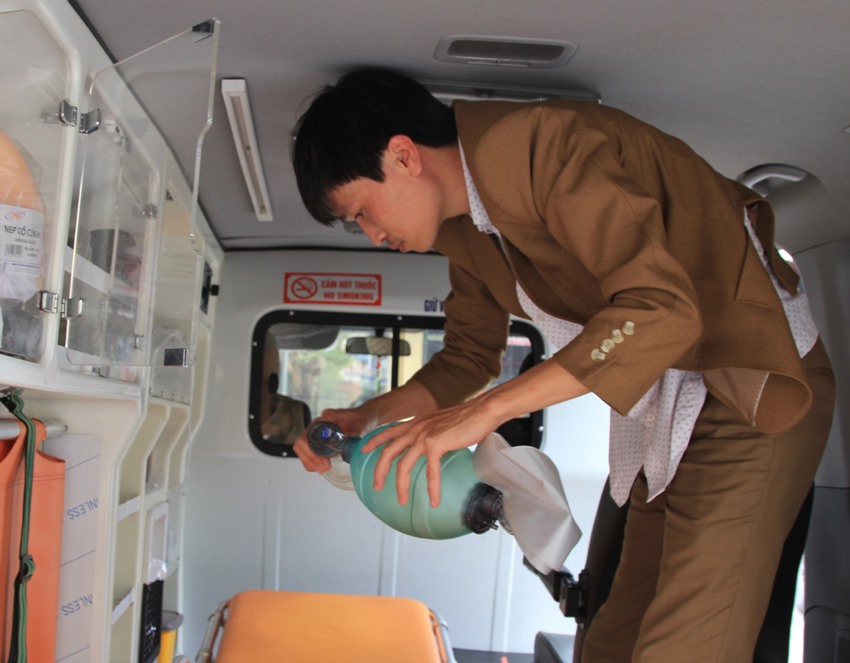 Lái xe Bùi Duy Toản đang chuẩn bị lên đường đi cấp cứu.