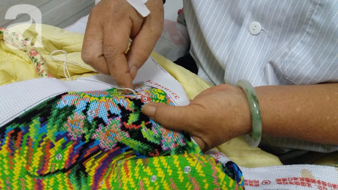 Người mẹ ung thư của 200 trẻ khuyết tật: “Đau là việc của bệnh, sống là việc của mình, tôi chỉ sợ các con lo - Ảnh 4. Người mẹ ung thư của 200 trẻ khuyết tật: “Đau là việc của bệnh, sống là việc của mình, tôi chỉ sợ các con lo - Ảnh 4.