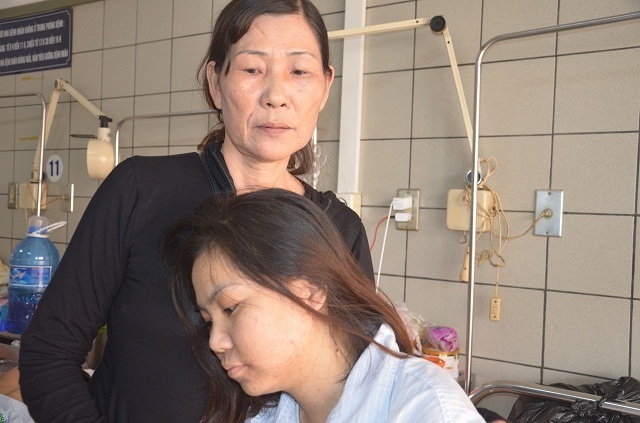 Người mẹ nghèo bất lực nhìn con gái chia quả thận để cứu em - 5