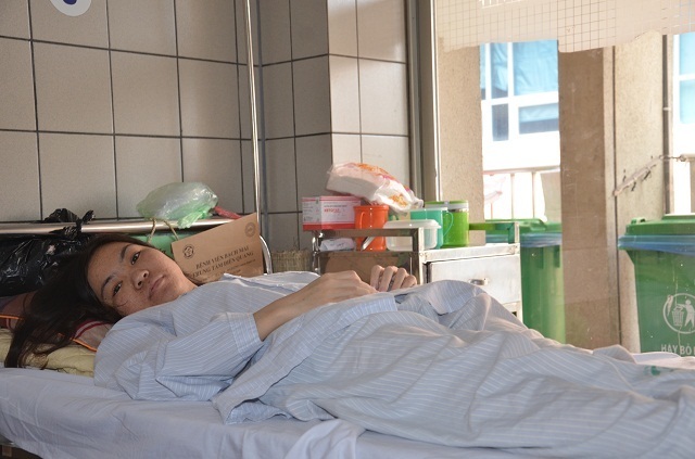 Người mẹ nghèo bất lực nhìn con gái chia quả thận để cứu em - 6