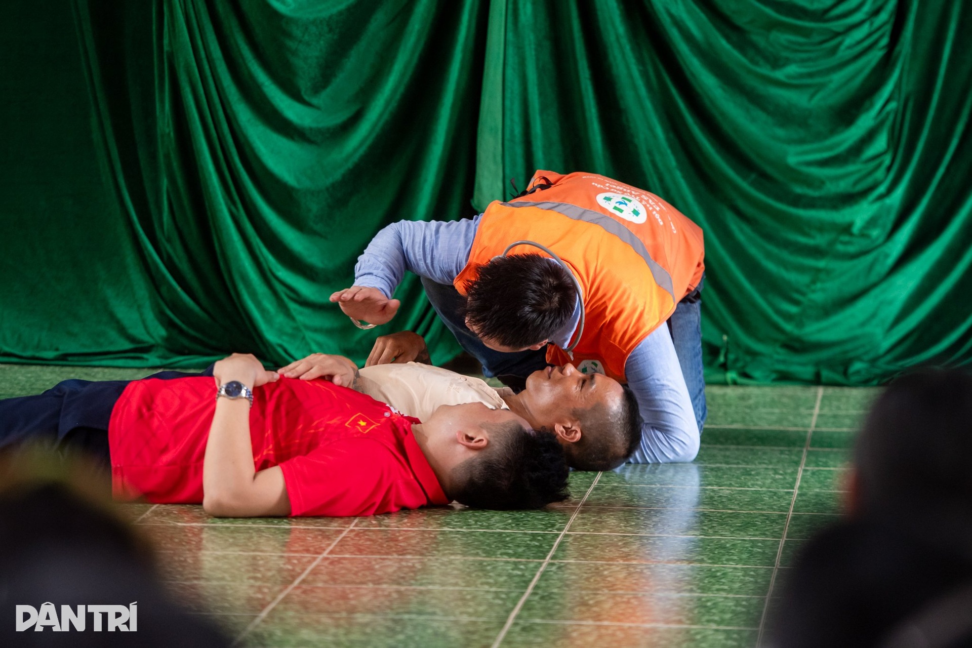 Niềm vui của người dân vùng cao được khám bệnh, nhận thuốc miễn phí - 13