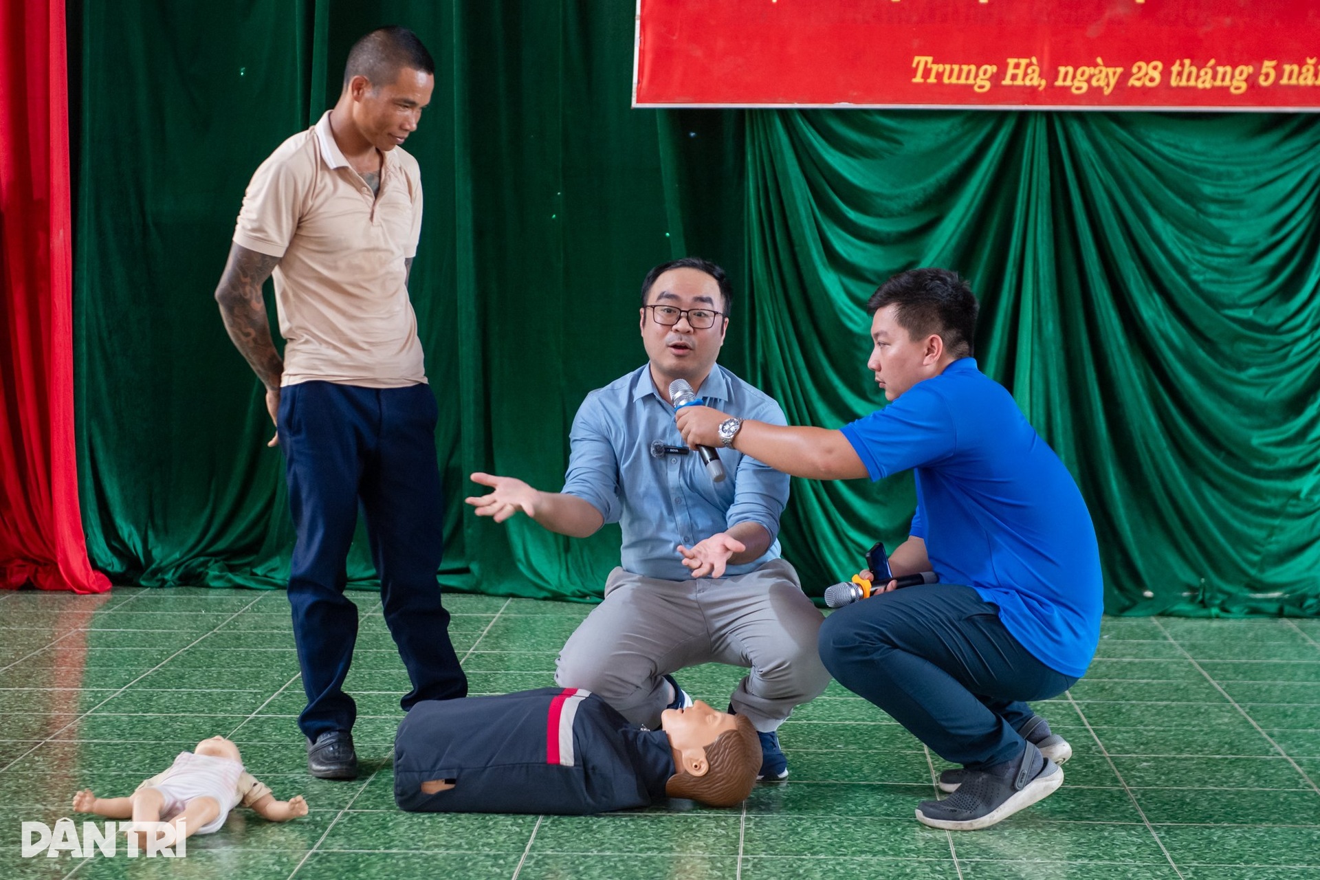 Niềm vui của người dân vùng cao được khám bệnh, nhận thuốc miễn phí - 12