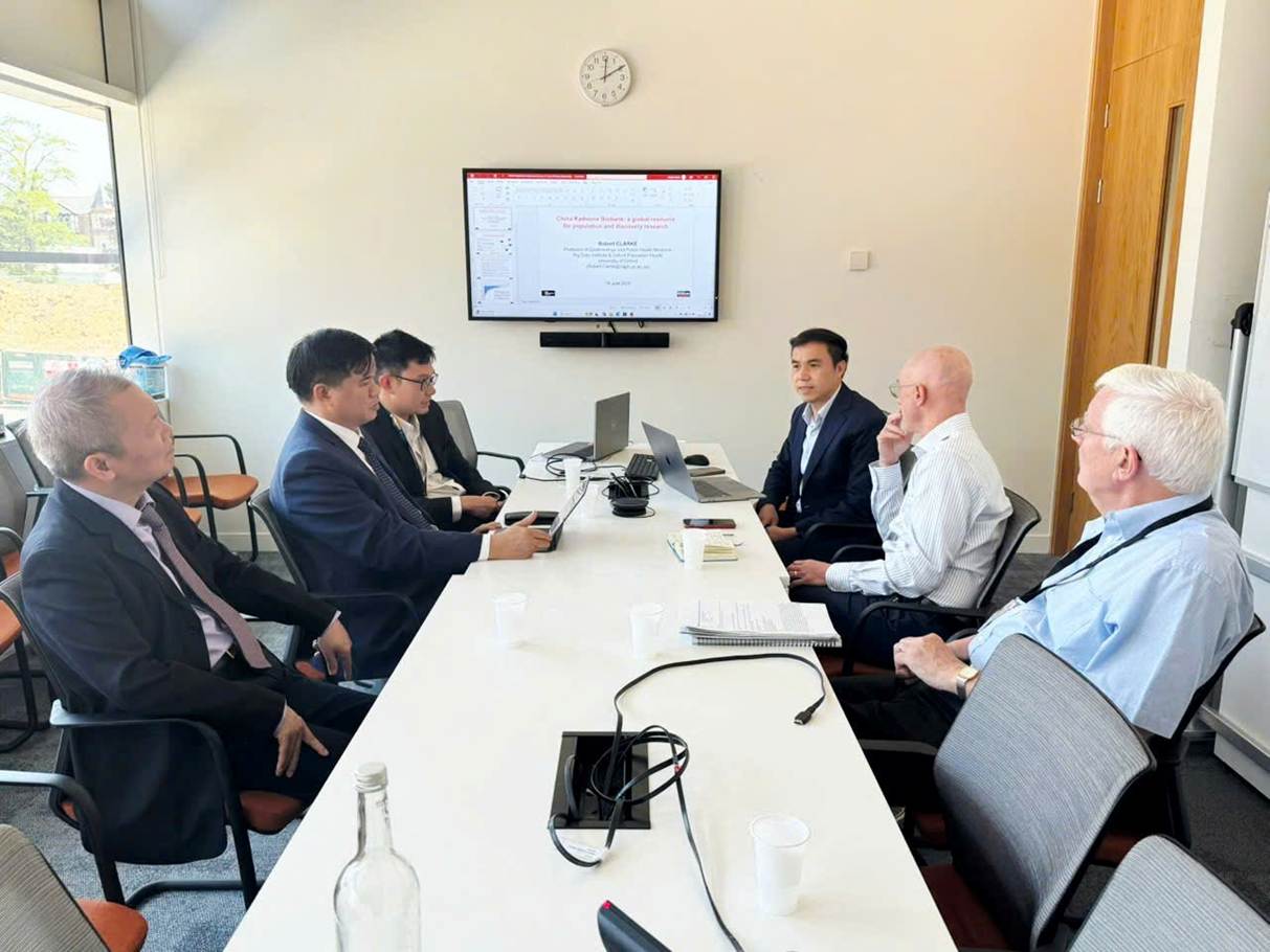 A group of men sitting at a table
AI-generated content may be incorrect.