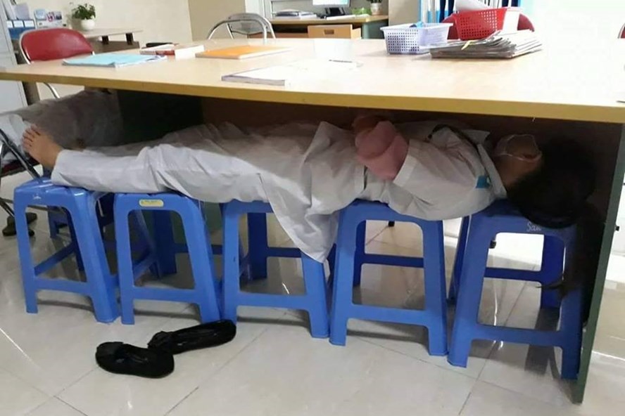 Hốc bàn làm việc cũng có thể là chỗ ngả lưng lý tưởng của nhân viên y tế