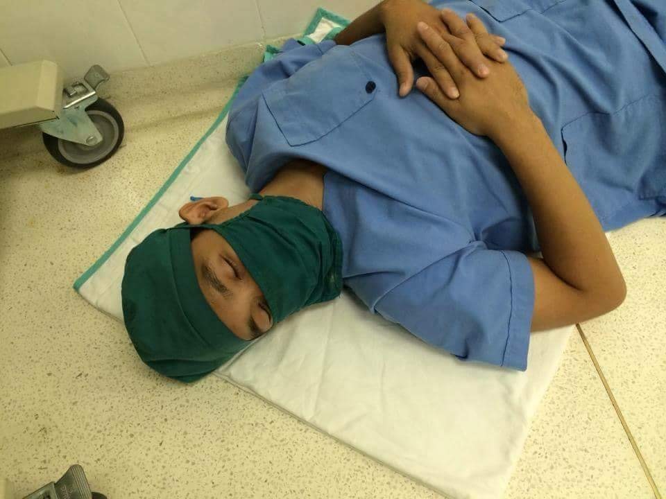 Bác sĩ ngả lưng sau ca mổ.