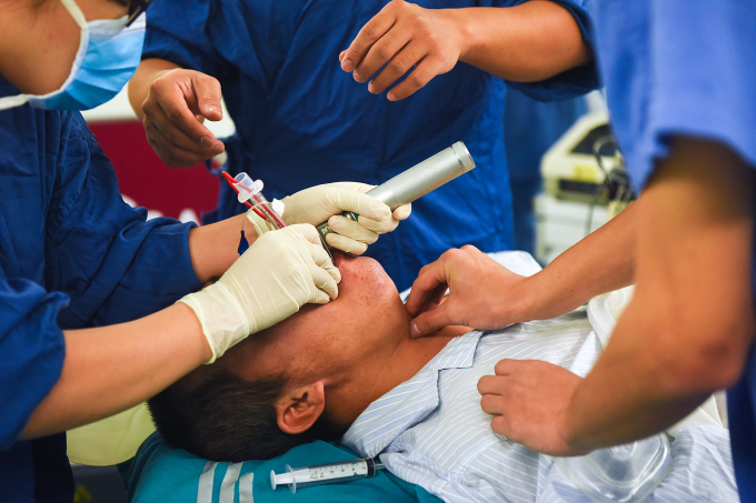 Cuộc chiến âm thầm sau tấm màn xanh của bác sĩ gây mê