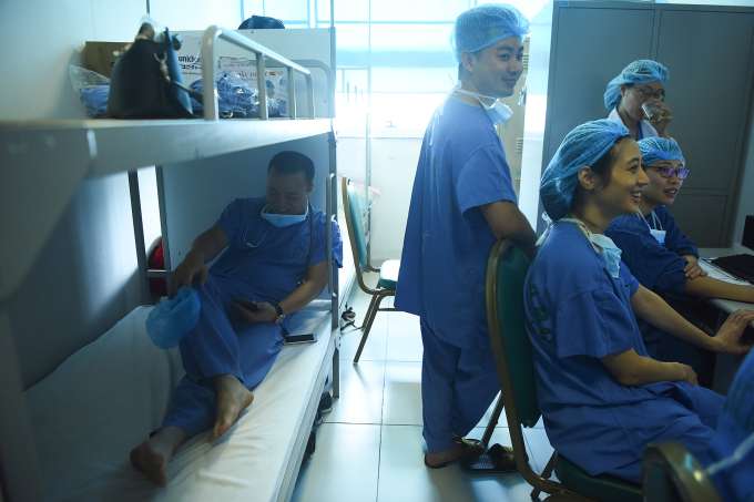 Cuộc chiến âm thầm sau tấm màn xanh của bác sĩ gây mê