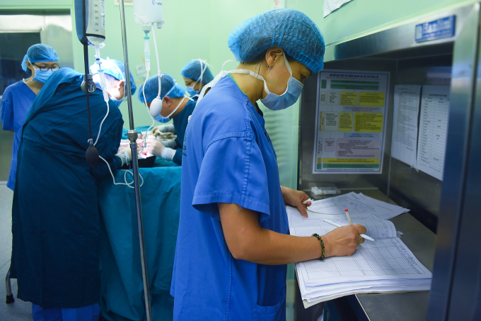 Cuộc chiến âm thầm sau tấm màn xanh của bác sĩ gây mê