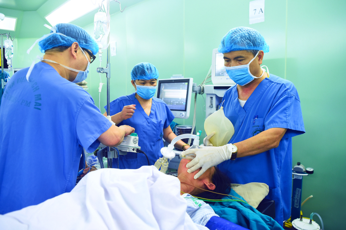 Cuộc chiến âm thầm sau tấm màn xanh của bác sĩ gây mê