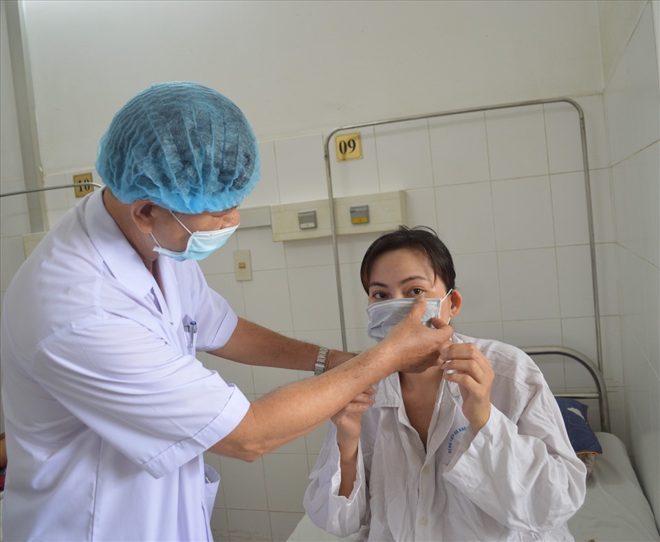 Bác sĩ thăm khám cho bệnh nhân trước khi xuất viện. Ảnh: Bệnh viện cung cấp