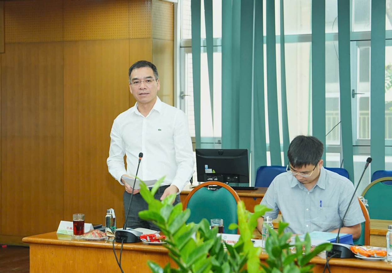 A person standing in front of a desk

AI-generated content may be incorrect.