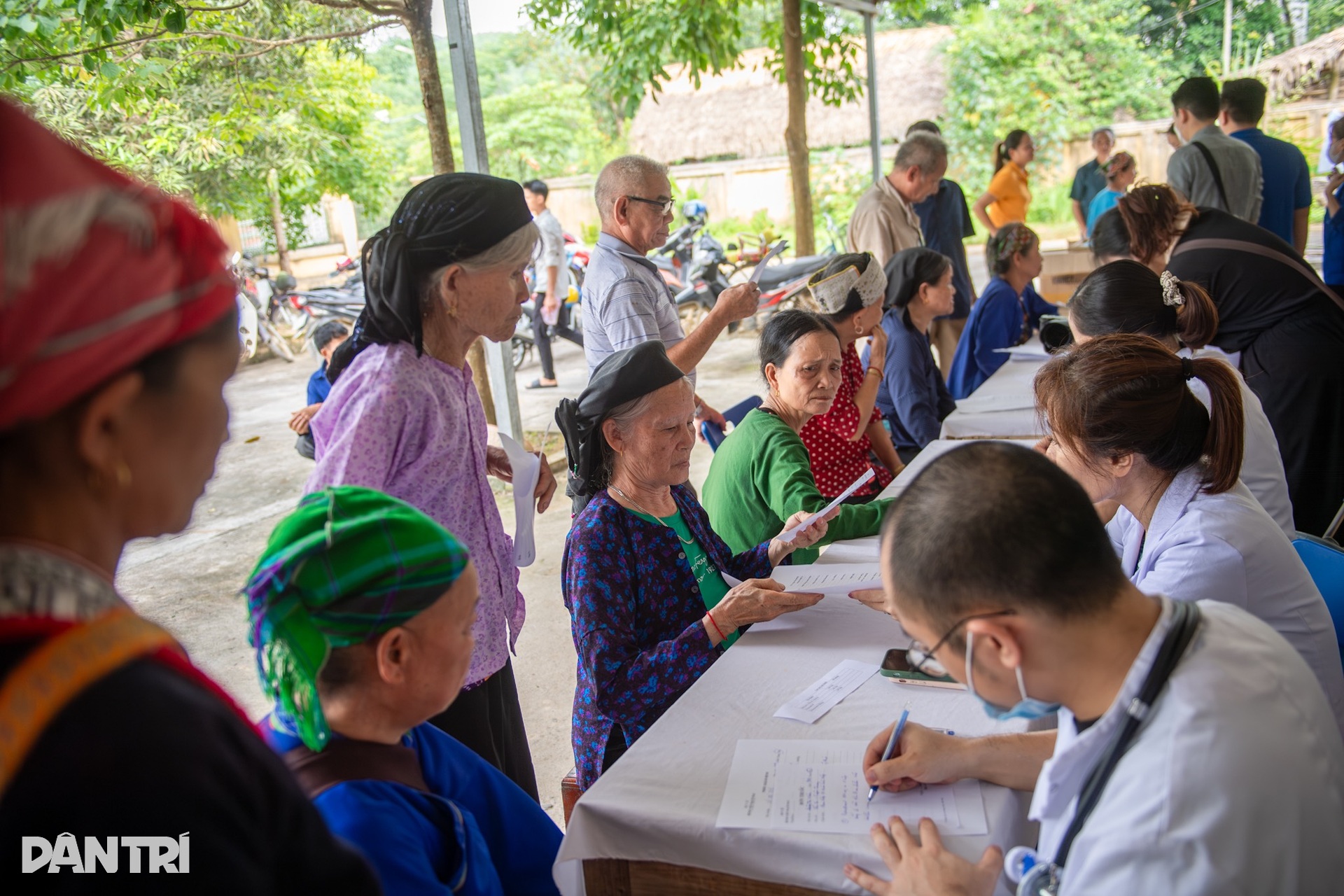 Niềm vui của người dân vùng cao được khám bệnh, nhận thuốc miễn phí - 9