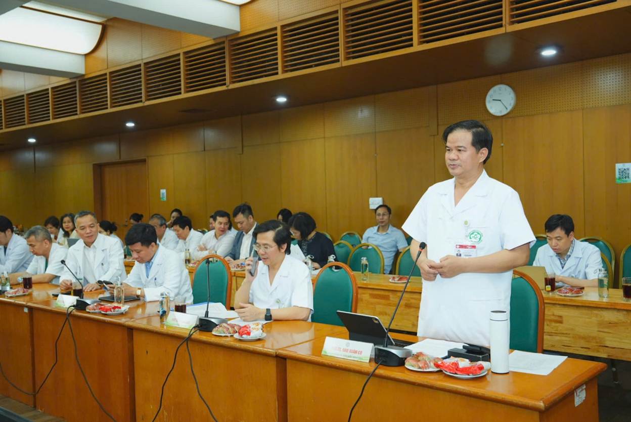 A group of people in a room

AI-generated content may be incorrect.