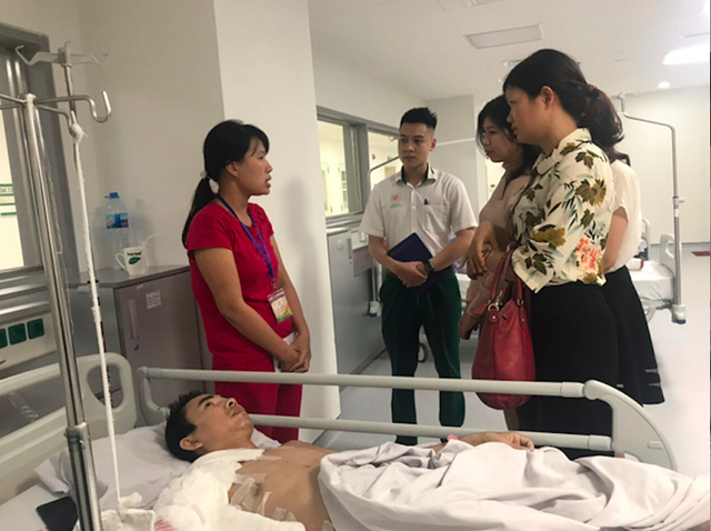 Nhóm phóng viên y tế và những người bạn đến Bệnh viện 108 tặng quà bệnh nhân Nguyễn Hồng Dương (SN 1986, Tam Nông, Phú Thọ) bị đa chấn thương do bỏng điện cao thế, có hoàn cảnh rất khó khăn khi 2 con của anh cũng bệnh nặng.