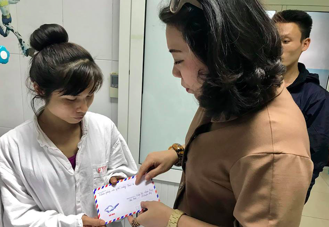 Đại diện nhóm đến Bệnh viện Việt Đức thăm, tặng quà cho gia đình bé Duy (9 tuổi, ở Cao Bằng) bị bại não, bị 4 con chó tấn công cắn khiến em chấn thương nặng nề.