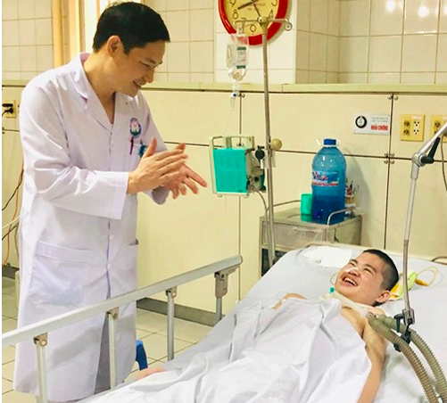 Những câu chuyện thấm đẫm tình người bên giường cấp cứu - Ảnh 2.