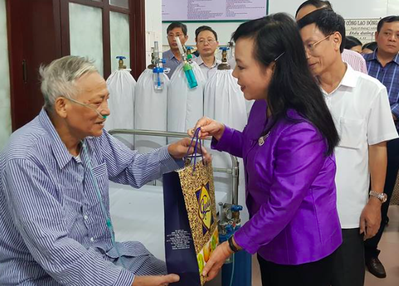 Bộ trưởng động viên bệnh nhân tại BVĐK tỉnh Nam Định yên tâm điều trị