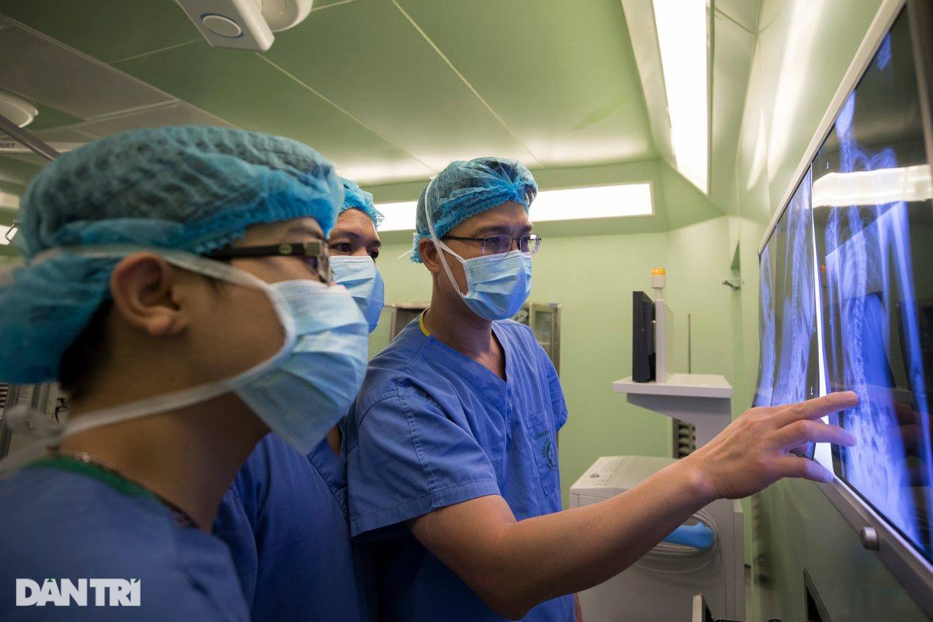 Bên trong phòng mổ đặc biệt, nơi cứu sống hàng nghìn người ở BV Bạch Mai - 2