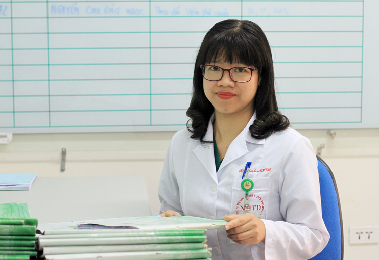 Bác sĩ Trần Hải Ninh, trưởng khoa Nội Tổng hợp, đang chiến đấu với dịch Corona một tháng qua. Ảnh: Phan Dương.