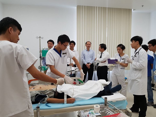 Hơn 500 cán bộ y tế gồm bác sỹ, điều dưỡng, kỹ thuật viên… đang tích cực tham gia phục vụ Tuần lễ Cấp cao APEC 2017