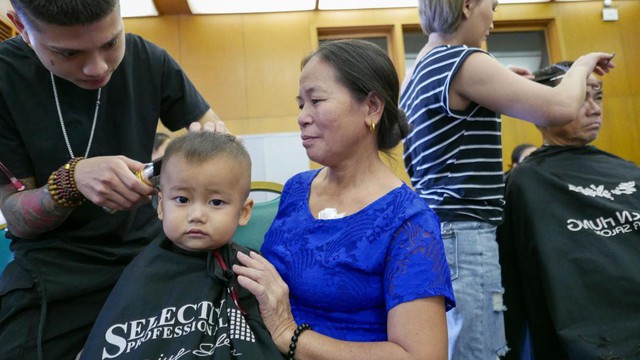 Cắt tóc, gội đầu 300 bệnh nhân ngay trong bệnh viện - Ảnh 4. Cắt tóc, gội đầu 300 bệnh nhân ngay trong bệnh viện - Ảnh 4.