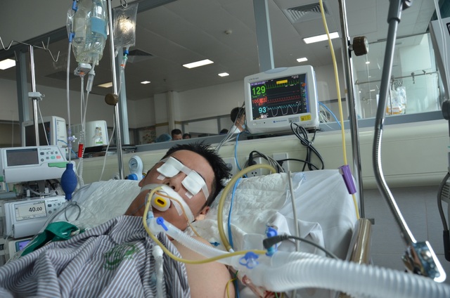 Xót xa hoàn cảnh người bố 2 con tính mạng nguy kịch vì bị xe máy đè dưới ao - 2