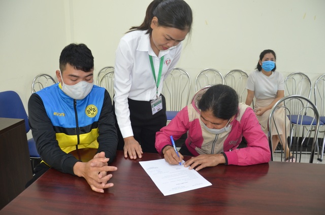 Hơn 65 triệu đồng của bạn đọc đến với người vợ xin nhà hảo tâm cứu chồng - 2