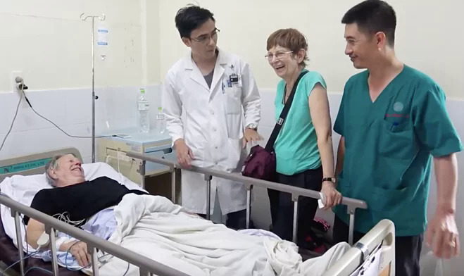 Bệnh nhân người Australia hồi phục sau cơn nhồi máu cơ tim, điều trị ở Bệnh viện Quân y 175. Ảnh: Trần Chính.