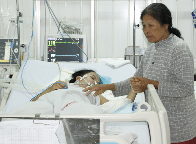 Về Bình Phước, Trang được mẹ chăm sóc nên sức khỏe tiến triển tốt hơn. Ảnh: Văn Trăm.