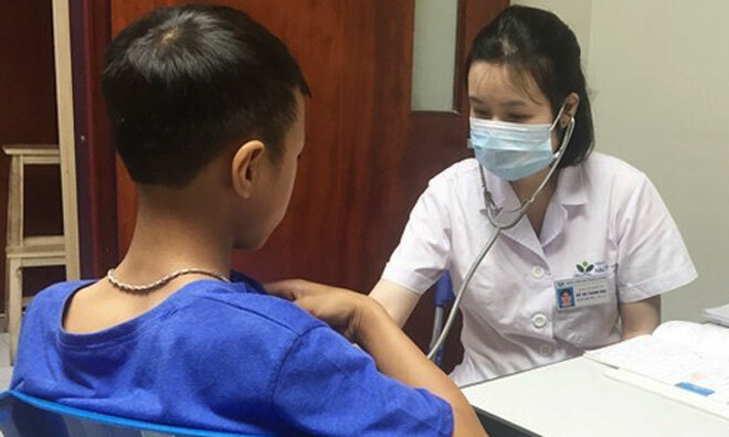 Bác sĩ khám cho trẻ tại Bệnh viện Nhi Trung ương. Ảnh: Bệnh viện Nhi Trung ương.