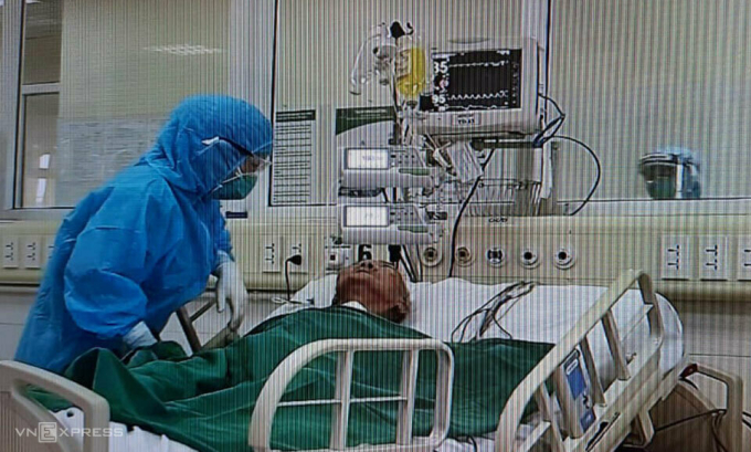 Bệnh nhân 161 trong phòng điều trị cách ly Covid-19, Bệnh viện Bệnh Nhiệt đới Trung ương, đầu tháng 5. Ảnh chụp qua màn hình camera theo dõi: Đăng Thanh.