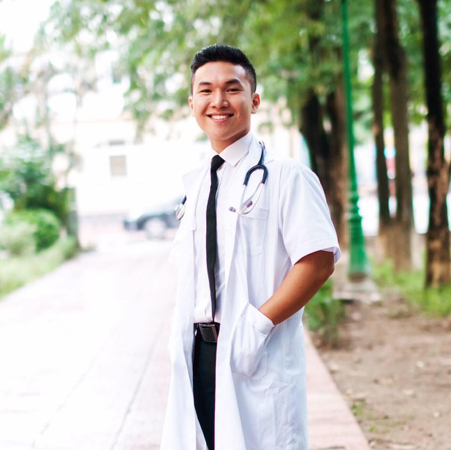 Bác sĩ trẻ điển trai có hàng nghìn follow trên mạng xã hội: Dù hành nghề y hay viết sách cũng mong thể giúp được nhiều người! - Ảnh 1. Bác sĩ trẻ điển trai có hàng nghìn follow trên mạng xã hội: Dù hành nghề y hay viết sách cũng mong thể giúp được nhiều người! - Ảnh 1.