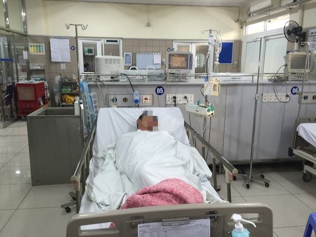 
Má»t trÆ°á»ng há»£p bá» ngá» Äá»c rÆ°á»£u Äang Äiá»u trÃ¬ táº¡i Trung tÃ¢m chá»ng Äá»c, BV Báº¡ch Mai: áº¢nh: DÃ¢n trÃ­
