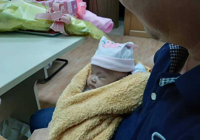 Cặp song sinh dính liền có chung lá gan khỏe mạnh ngày xuất viện