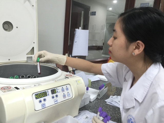 Nhân viên khoa Sinh hoá, Bệnh viện Nhi Trung ương thực hiện chuẩn bị mẫu kỹ thuật xét nghiệm. Ảnh: V.Thu