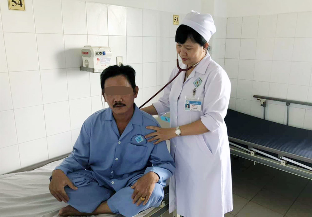 Đau ngực và ho hơn 1 tháng, người đàn ông không ngờ thủ phạm là hạt vú sữa