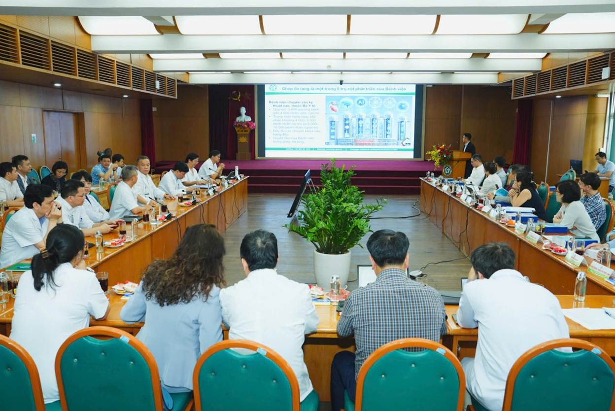 A group of people sitting at a table

AI-generated content may be incorrect.