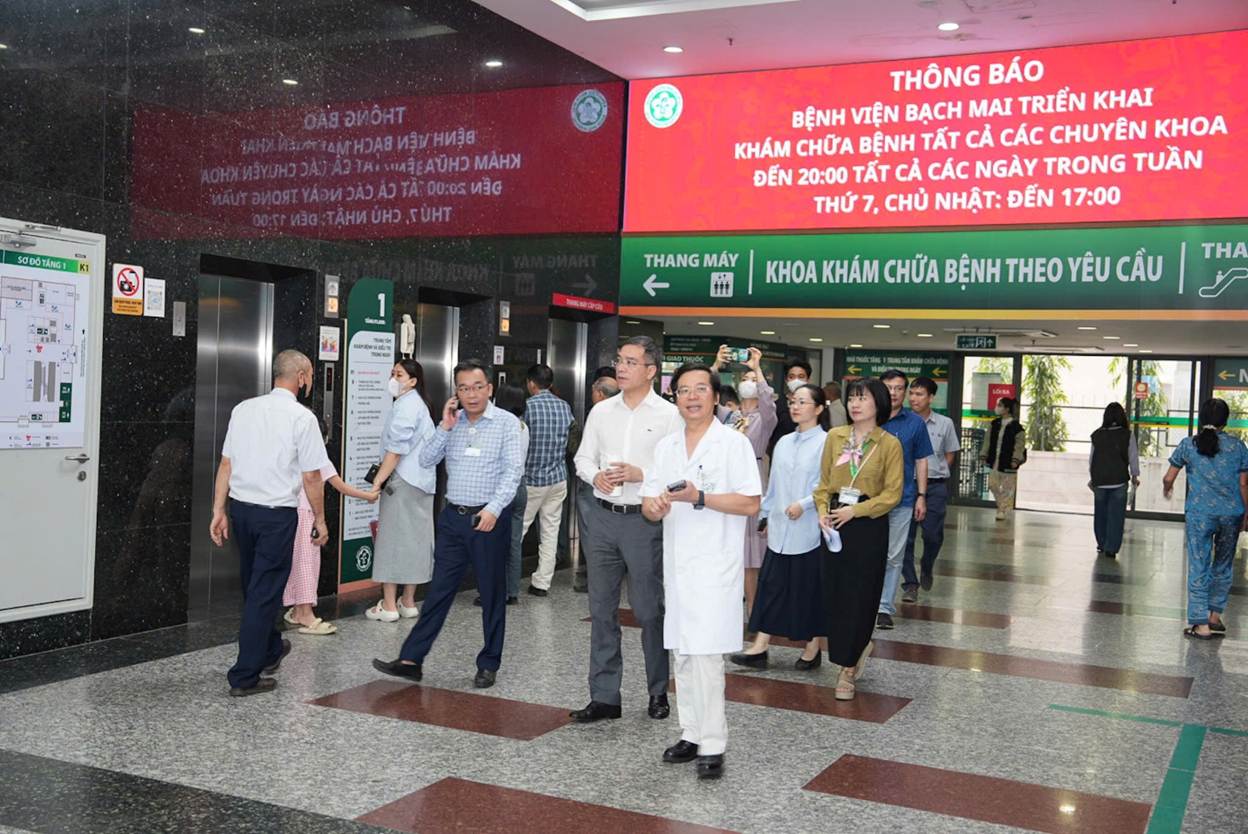 A group of people in a hallway

AI-generated content may be incorrect.