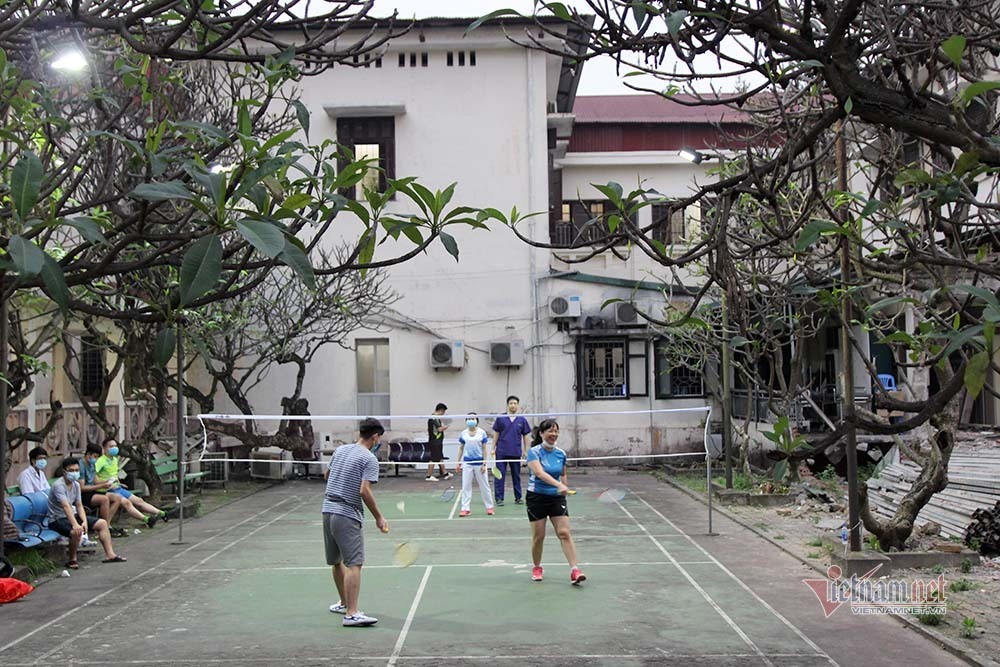 Góc 'xả' cực lạ của bác sỹ Bạch Mai mỗi buổi chiều trong khu cách ly