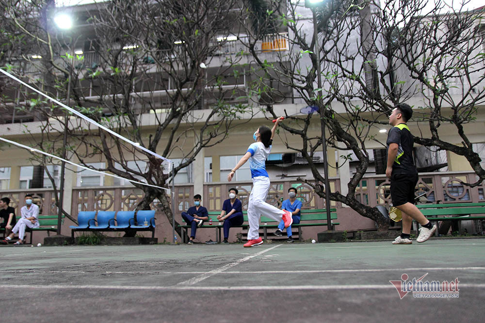 Góc 'xả' cực lạ của bác sỹ Bạch Mai mỗi buổi chiều trong khu cách ly