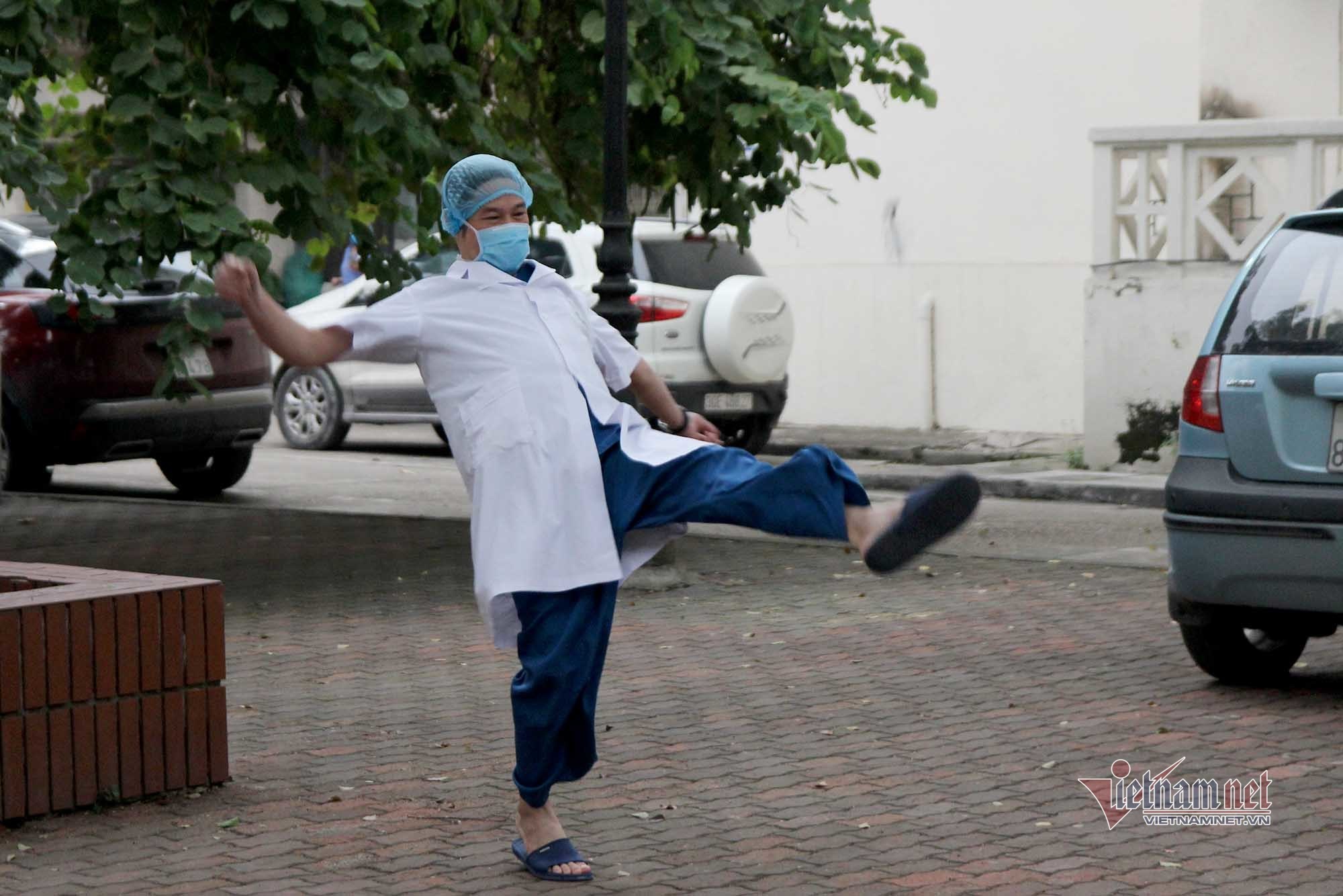 Góc 'xả' cực lạ của bác sỹ Bạch Mai mỗi buổi chiều trong khu cách ly