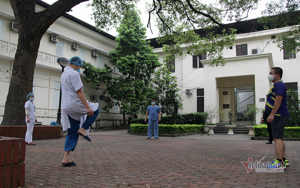 Góc 'xả' cực lạ của bác sỹ Bạch Mai mỗi buổi chiều trong khu cách ly