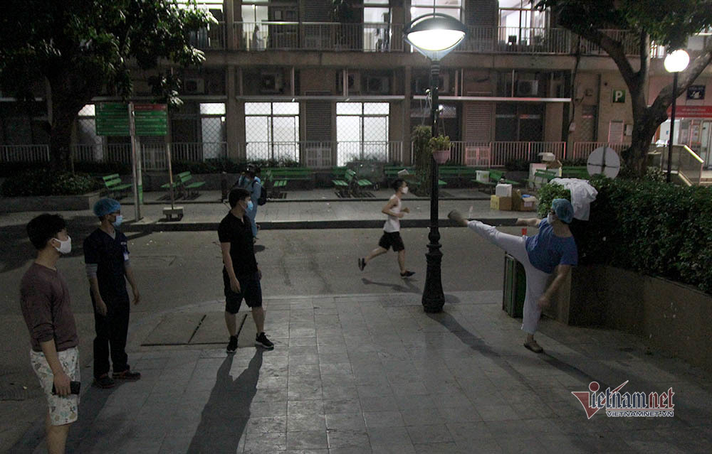 Góc 'xả' cực lạ của bác sỹ Bạch Mai mỗi buổi chiều trong khu cách ly