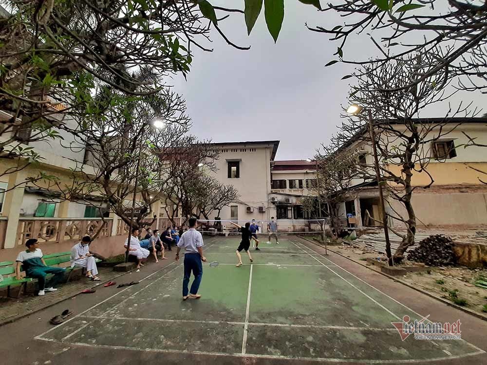 Góc 'xả' cực lạ của bác sỹ Bạch Mai mỗi buổi chiều trong khu cách ly